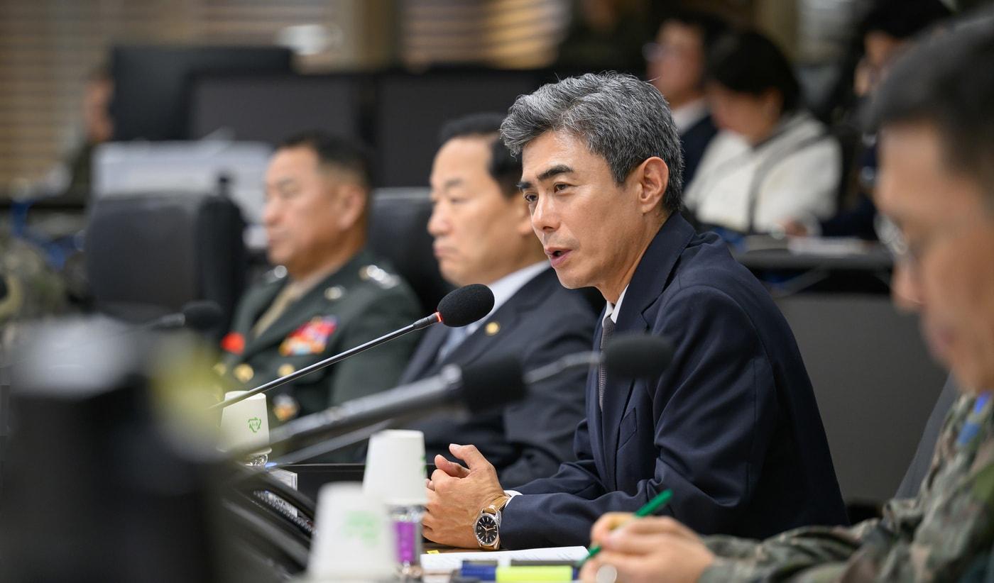본문 이미지 - 강신철 국방부장관이 22일 오후 취임 직후 첫 공식 일정으로 합참 작전지휘실에서 전군 주요지휘관회의를 주관하고 있다.(국방부 제공)