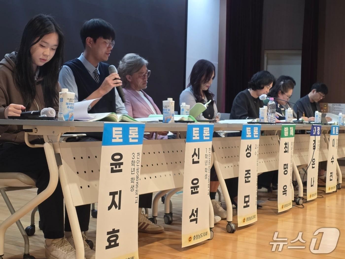 본문 이미지 - 22일 천안교육지원청 대강당에서 열린 '학생의 학교 내 휴대전화 사용문화 정착'토론회에서 신윤석 학생이 발표를 하고 있다. 2026.9.22. ⓒ 뉴스1 이시우 기자