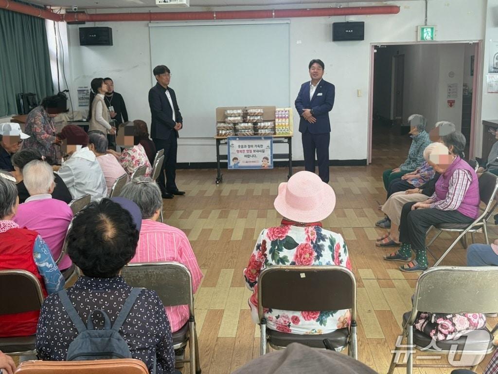 본문 이미지 - 장준용 동래구청장이 동래구 소재 한 복지시설을 찾아 추석 인사를 하고 있다.(동래구 제공. 재판매 및 DB 금지)