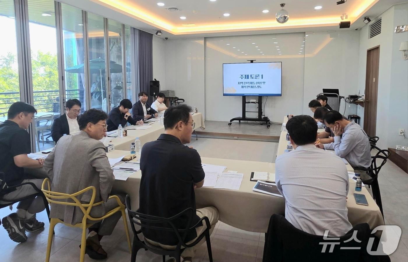 본문 이미지 - 지난 21일 열린 기후에너지환경부 영산강유역환경청, 한국전력공사, 전남광주통합특별시, 녹색에너지연구원 등 주요 계통 관계기관 정책 협의회 (영암군 제공. 재판매 및 DB금지) ⓒ 뉴스1 