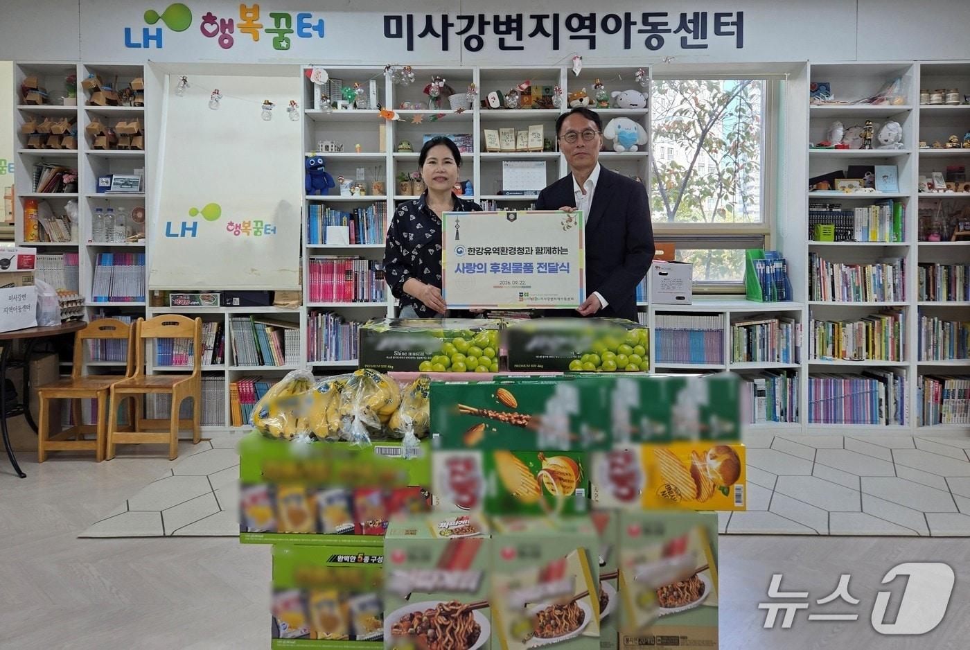 본문 이미지 - 이승환 청장(오른쪽)이 22일. 경기 하남시 LH 행복꿈터 미사강변 지역아동센터를 찾아 후원 물품을 전달한 후 기념촬영을 하고 있다.(한강청 제공)