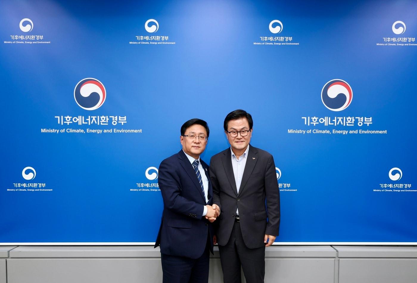본문 이미지 - 엄승용 보령시장(오른쪽)과 김성환 기후에너지환경부 장관 (시 제공. 재판매 및 DB 금지)/뉴스1