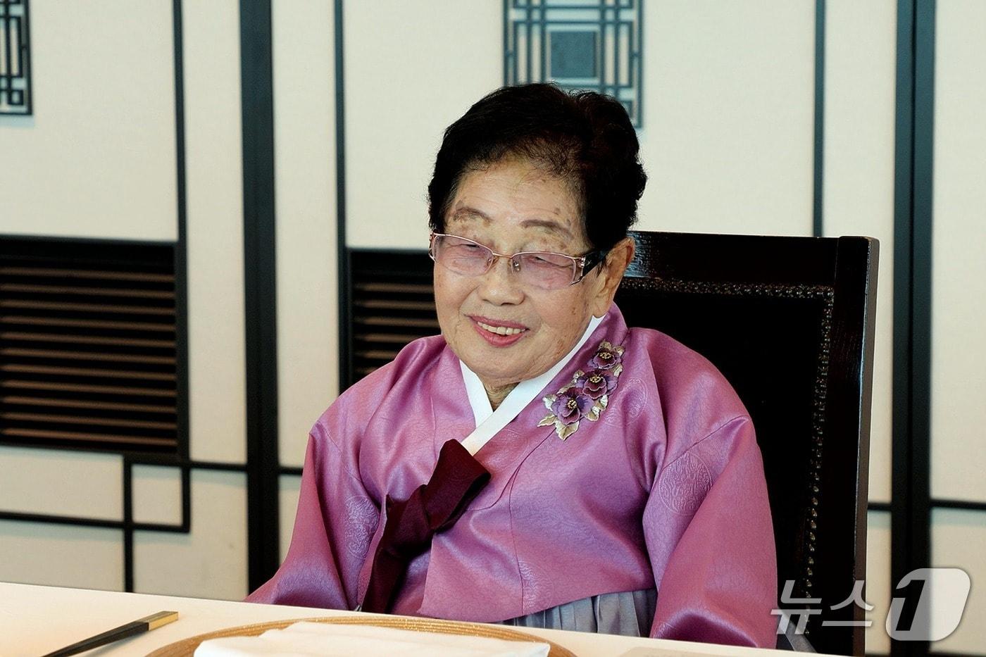 본문 이미지 - 22일 한화손보는 서울 여의도 63스퀘어에서 올해 100세를 맞은 서울지역단 로얄지점 김숙자 FP를 초청해 '한화손보 100년 Legacy FP' 헌정 행사를 개최했다고 밝혔다./사진제공=한화손해보험