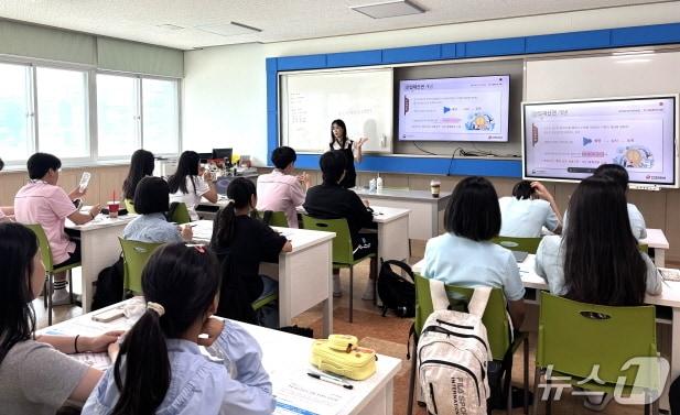 본문 이미지 - 익산교육지원청은 최근 실시한 '2026년 학생 환경·과학·AI 융합 프로젝트' 수업 모습.(전북교육청 제공, 재판매 및 DB 금지).