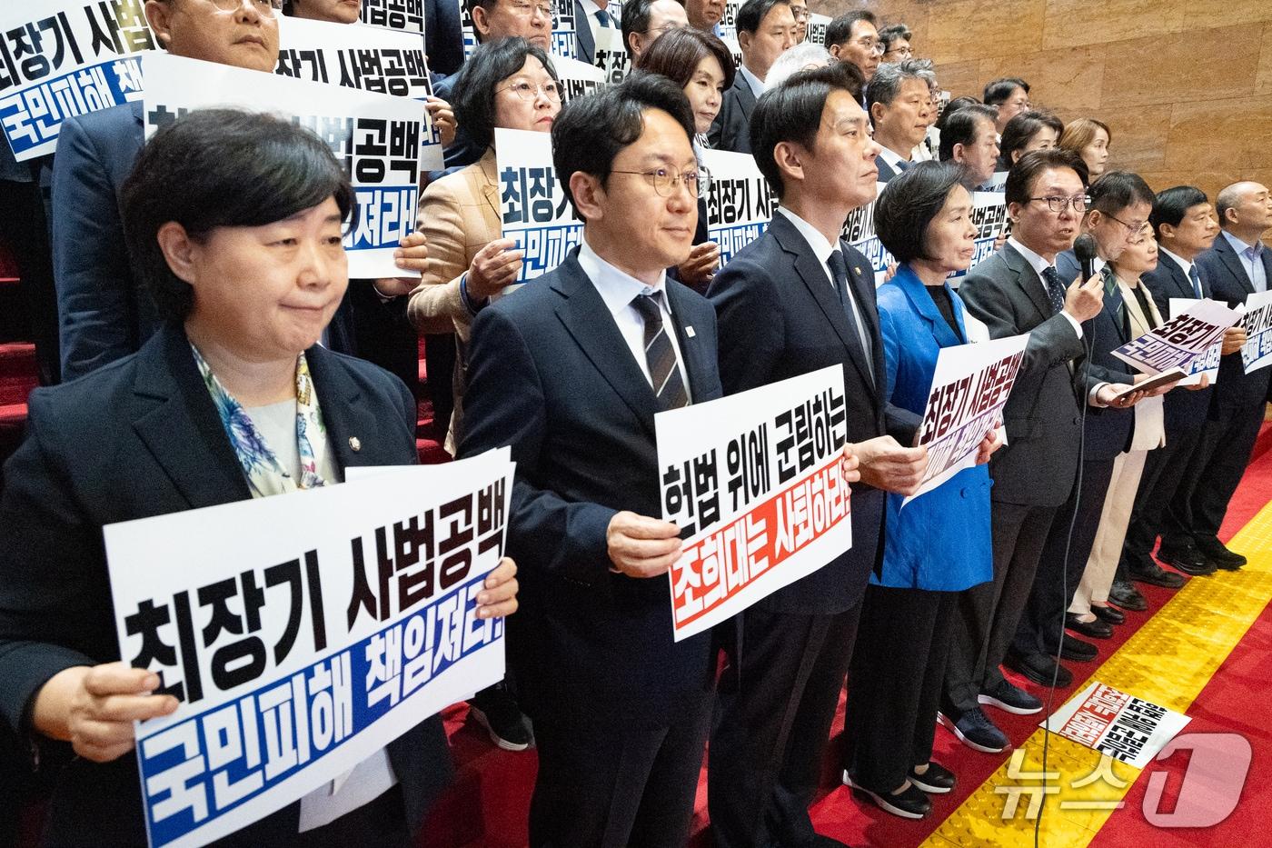 본문 이미지 - 김민석 더불어민주당 대표가 22일 서울 여의도 국회에서 열린 조희대 대법원장, 대법관 재제청 요구 거부 관련 규탄대회에서 규탄발언을 하고 있다. 2026.9.22 ⓒ 뉴스1 유승관 기자