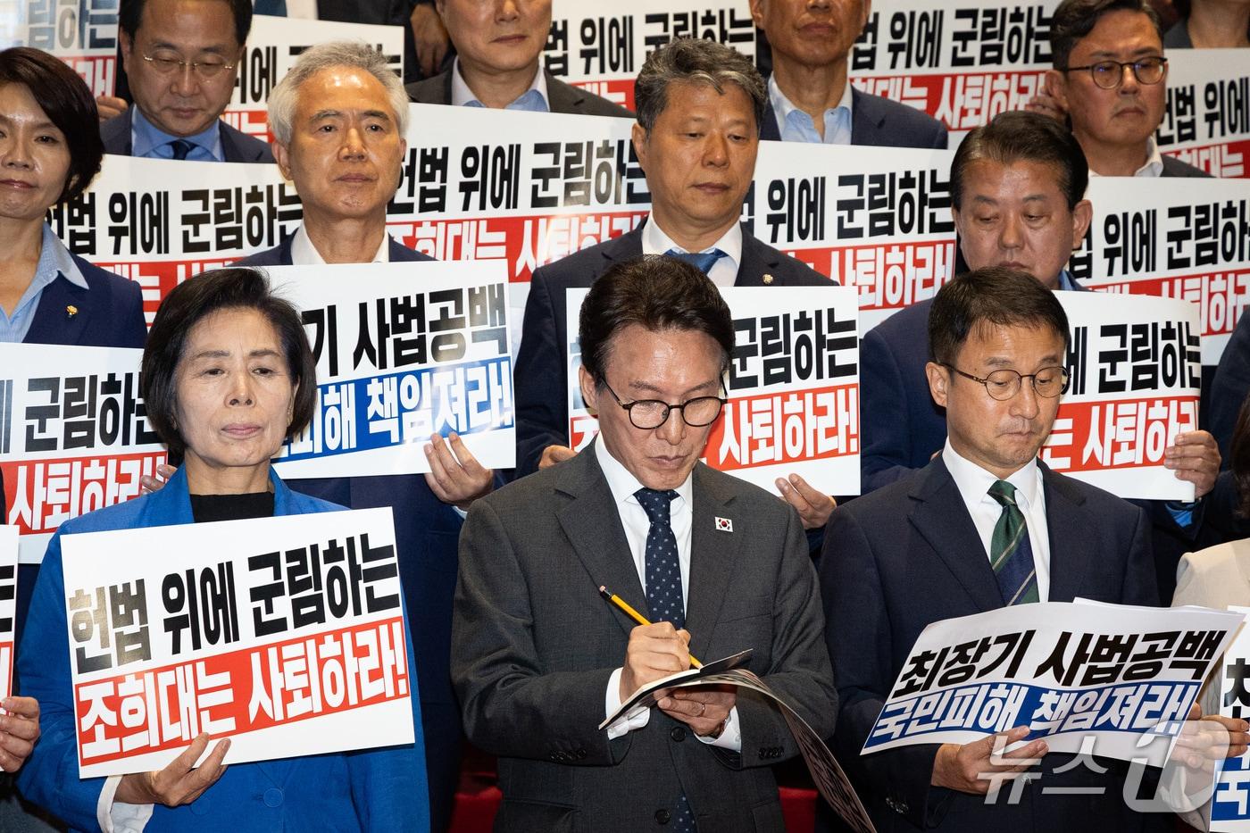 본문 이미지 - 김민석 더불어민주당 대표가 22일 서울 여의도 국회에서 열린 조희대 대법원장, 대법관 재제청 요구 거부 관련 규탄대회에서 메모하고 있다. 2026.9.22 ⓒ 뉴스1 유승관 기자
