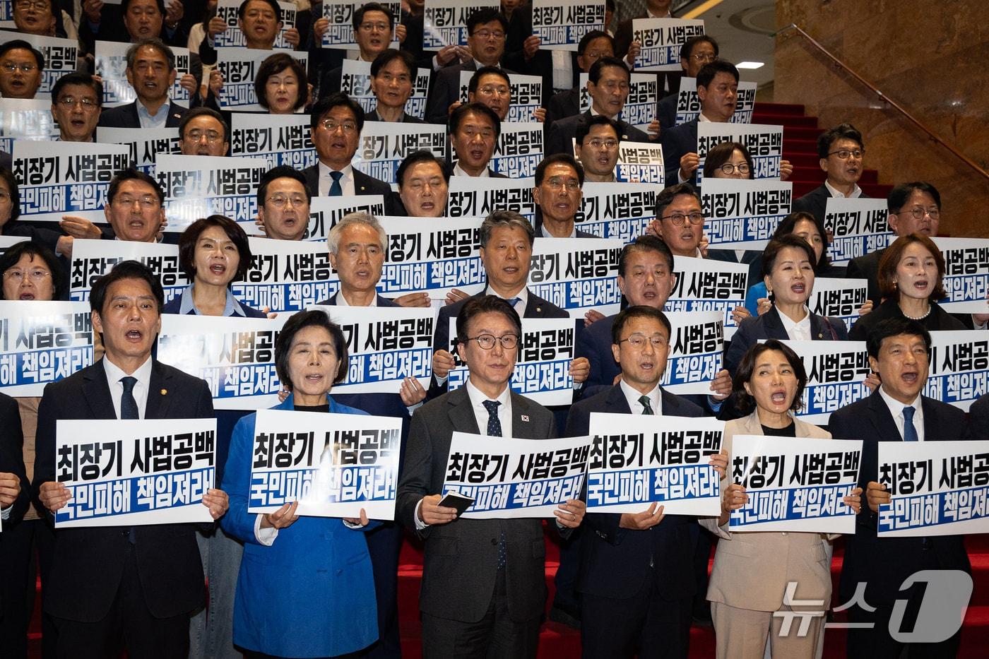 본문 이미지 - 김민석 더불어민주당 대표와 한병도 원내대표를 비롯한 의원들이 22일 서울 여의도 국회에서 열린 조희대 대법원장, 대법관 재제청 요구 거부 관련 규탄대회에서 손팻말을 들고 구호를 외치고 있다. 2026.9.22 ⓒ 뉴스1 유승관 기자