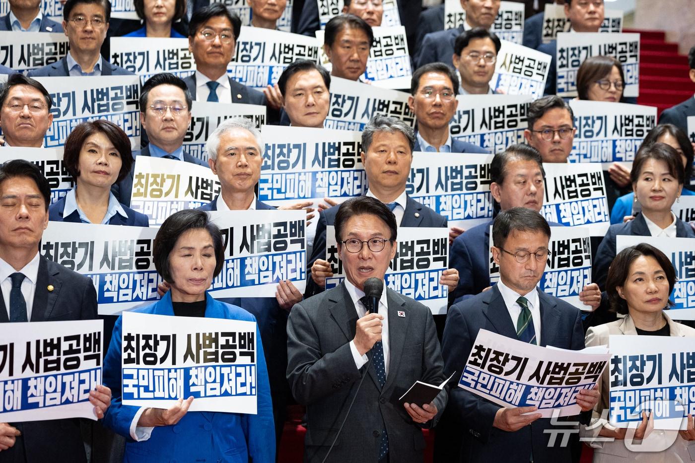 본문 이미지 - 김민석 더불어민주당 대표가 지난 9월 22일 서울 여의도 국회에서 열린 조희대 대법원장, 대법관 재제청 요구 거부 관련 규탄대회에서 규탄발언을 하고 있다. 2026.9.22 ⓒ 뉴스1 유승관 기자