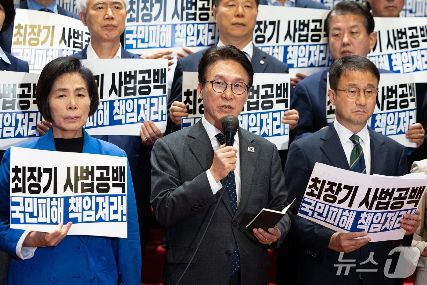 본문 이미지 - 김민석 더불어민주당 대표가 22일 서울 여의도 국회에서 열린 조희대 대법원장, 대법관 재제청 요구 거부 관련 규탄대회에서 규탄발언을 하고 있다. 2026.9.22 ⓒ 뉴스1 유승관 기자