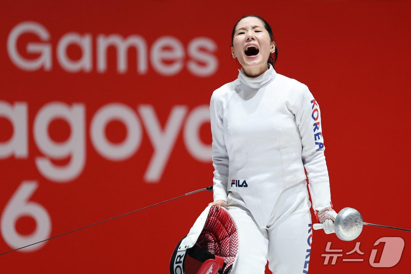 본문 이미지 - 대한민국 송세라가 21일 일본 아이치 스카이 엑스포홀에서 열린 2026 아이치·나고야 아시안게임 펜싱 여자 에페 개인전 준결승에서 일본의 테라야마 타마키를 꺾고 결승 진출을 확정한 뒤 포효하고 있다. 2026.9.22 ⓒ 뉴스1 안은나 기자