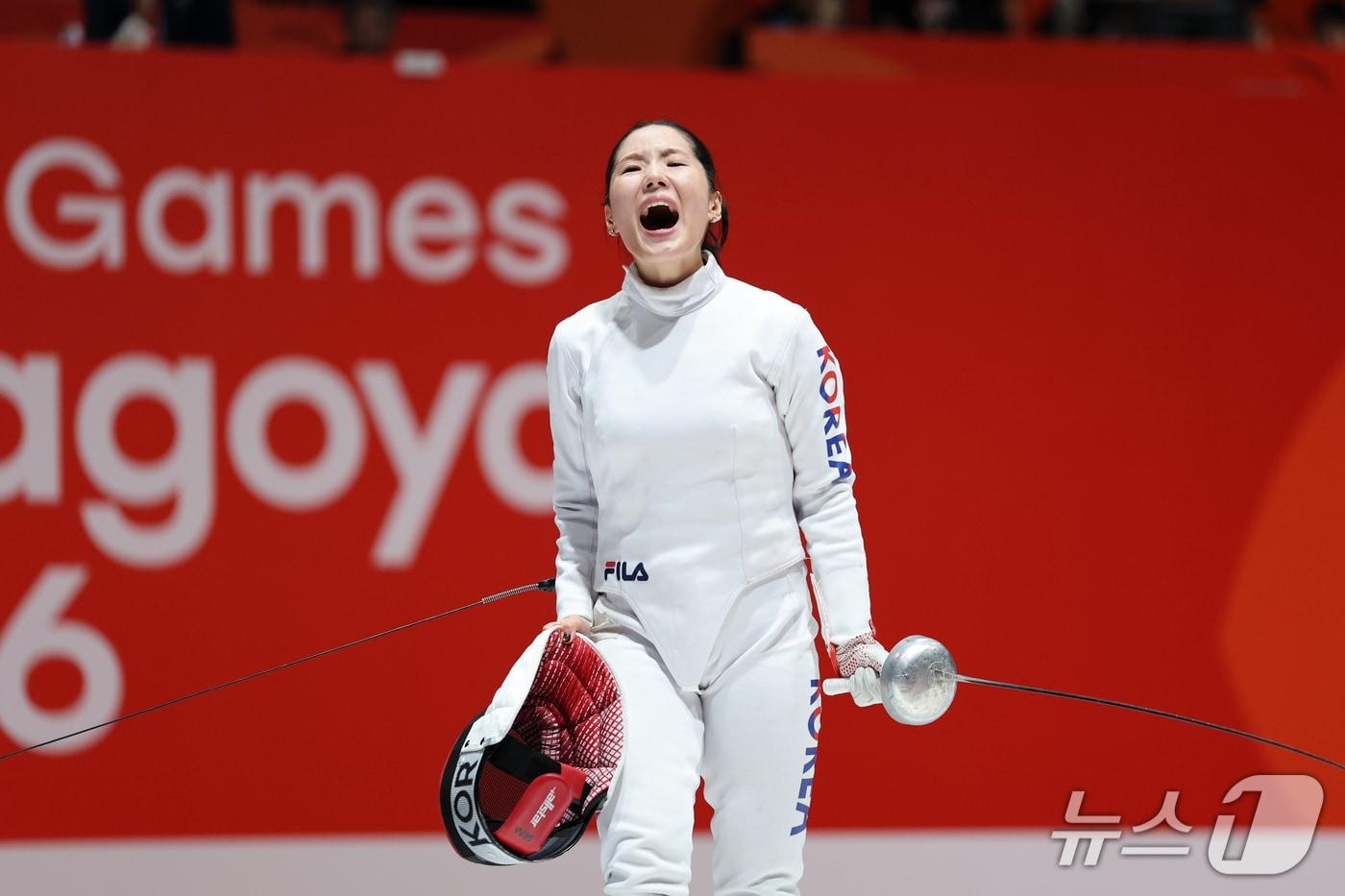본문 이미지 - 대한민국 송세라가 21일 일본 아이치 스카이 엑스포홀에서 열린 2026 아이치·나고야 아시안게임 펜싱 여자 에페 개인전 준결승에서 일본의 테라야마 타마키를 꺾고 결승 진출을 확정한 뒤 포효하고 있다. 2026.9.22 ⓒ 뉴스1 안은나 기자