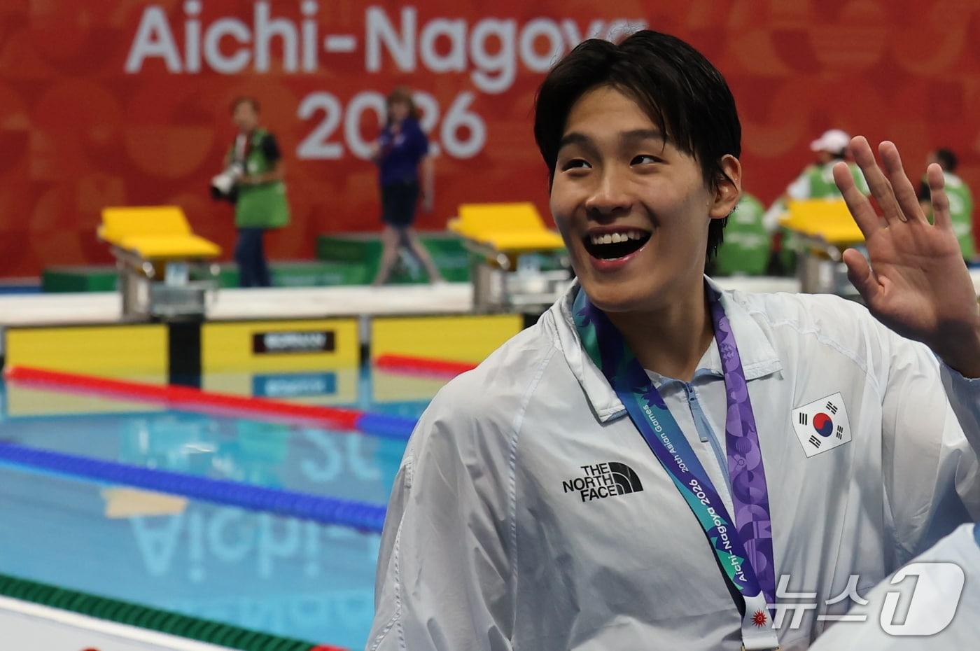 본문 이미지 - 22일 일본 도쿄 아쿠아틱스 센터에서 열린 2026 아이치·나고야 아시안게임 수영 남자 400m 혼계영 결승에서 동메달을 차지한 대한민국의 김영범이 관중석을 향해 환한 미소를 지으며 손을 흔들고 있다.. 2026.9.22 ⓒ 뉴스1 김민지 기자