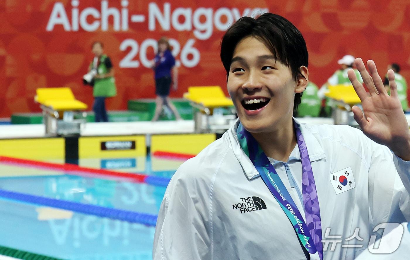 본문 이미지 - 22일 일본 도쿄 아쿠아틱스 센터에서 열린 2026 아이치·나고야 아시안게임 수영 남자 400m 혼계영 결승에서 동메달을 차지한 대한민국의 김영범이 관중석을 향해 환한 미소를 지으며 손을 흔들고 있다. 이번 대회 에이스로 떠오른 김영범은 남자 50m 자유형 금메달, 100m 자유형 은메달에 이어 이날 400m 혼계영 동메달로 세 개의 메달을 획득했다. 2026.9.22 ⓒ 뉴스1 김민지 기자