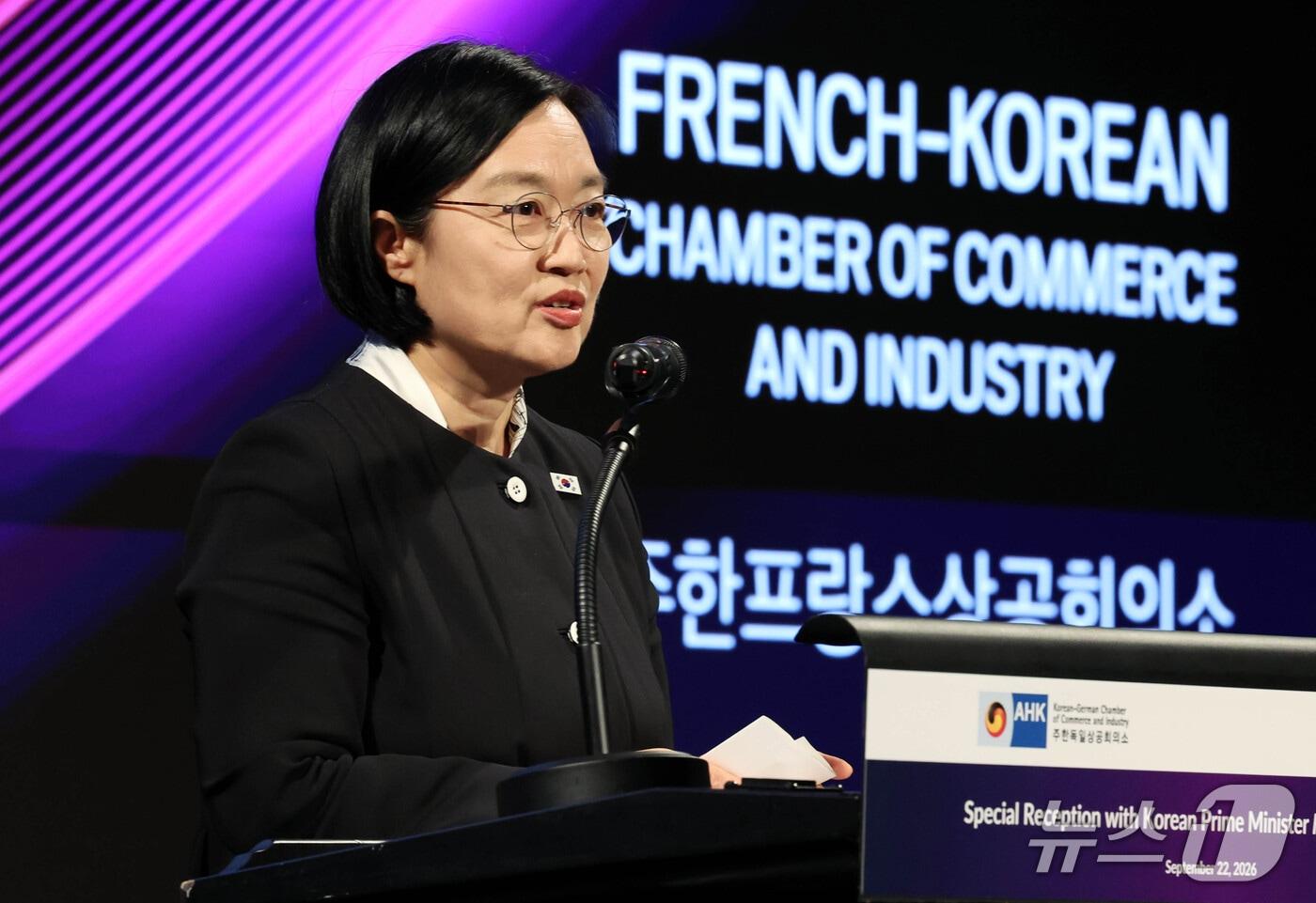 본문 이미지 - 한성숙 국무총리가 22일 서울 중구 반얀트리 호텔에서 열린 주한 독일·프랑스 상의 및 대사관 직원들과의 공동만찬에서 축사를 하고 있다. 2026.9.22 ⓒ 뉴스1 이종덕 기자