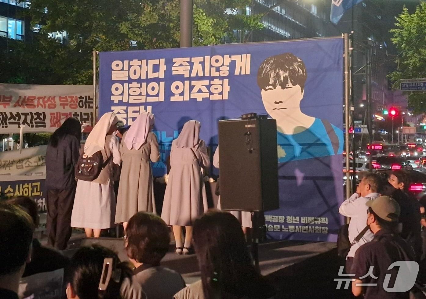 본문 이미지 - 만도 평택공장 청년 비정규직 고 김승모 중대재해 대책위원회는 HL만도 경기 평택공장에서 20대 하청노동자 고(故) 김승모 씨가 숨진 지 62일 만인 22일 오후 서울 중구 서울고용노동청 앞에서 노동·시민·사회장을 진행했다.2026.09.22.ⓒ 뉴스1 신은빈 기자