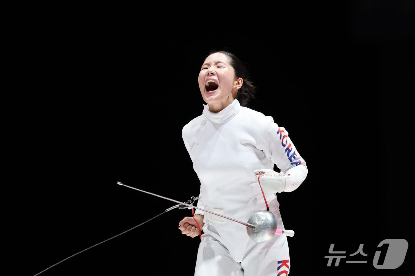 본문 이미지 - 대한민국 송세라가 21일 일본 아이치 스카이 엑스포홀에서 열린 2026 아이치·나고야 아시안게임 펜싱 여자 에페 결승전에서 싱가포르의 키리아 압둘을 꺾고 우승했다 2026.9.22 ⓒ 뉴스1 안은나 기자