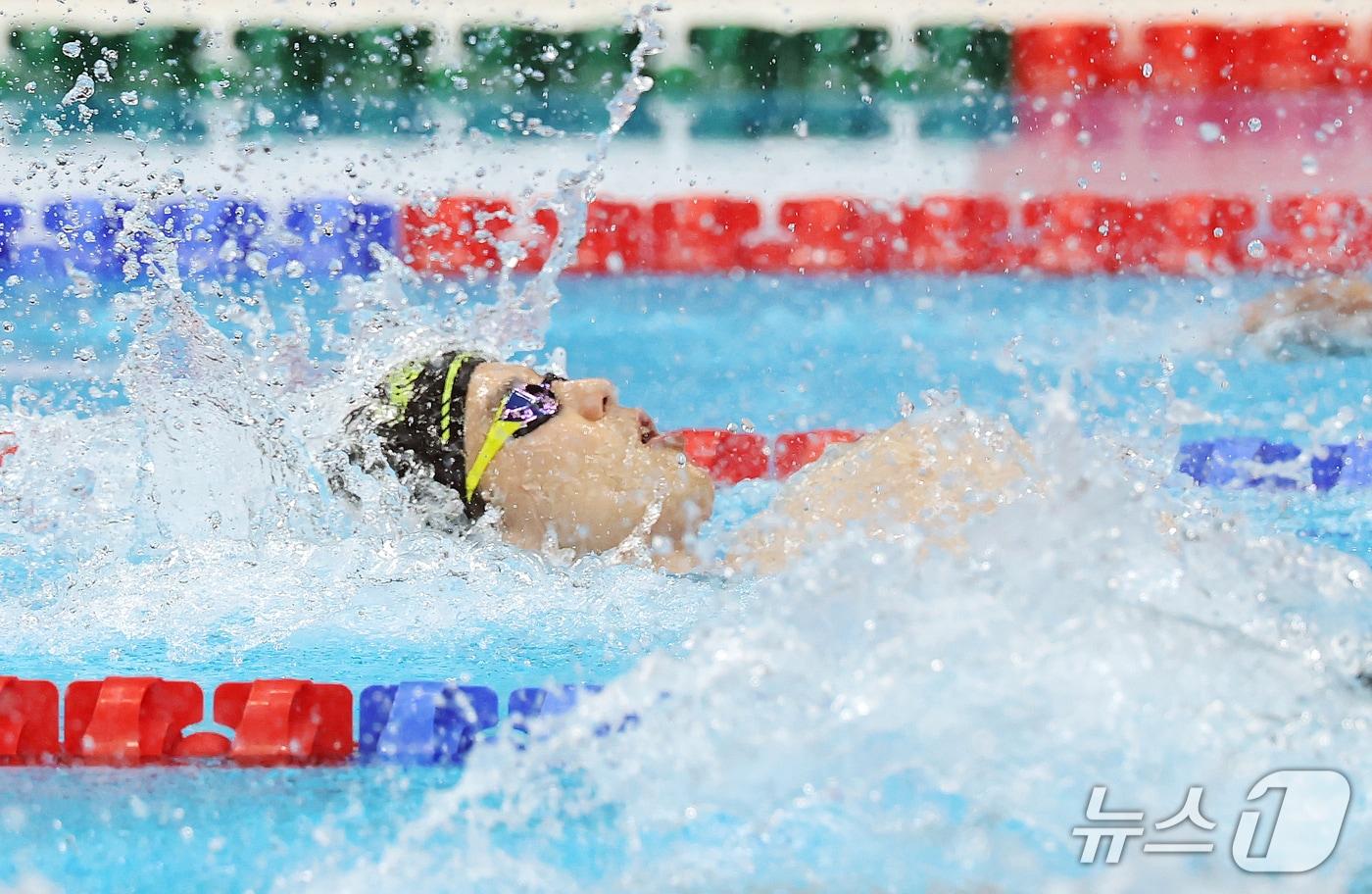본문 이미지 - 22일 일본 도쿄 아쿠아틱스 센터에서 열린 2026 아이치·나고야 아시안게임 수영 남자 400m 혼계영 결승에서 첫번째 주자 이주호가 역영하고 있다. 이날 대표팀은 동메달을 획득했다. 2026.9.22 ⓒ 뉴스1 김민지 기자