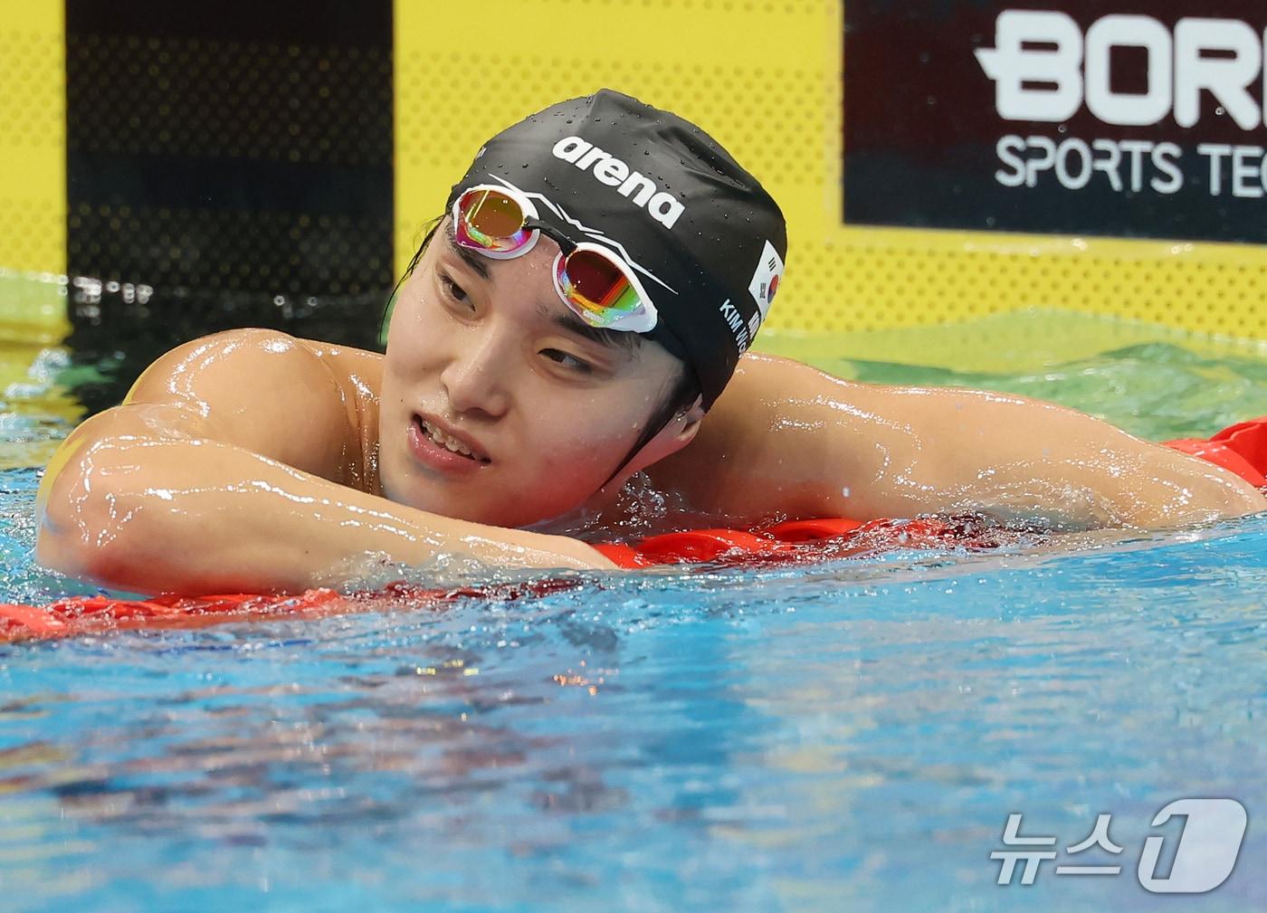 본문 이미지 - 22일 일본 도쿄 아쿠아틱스 센터에서 열린 2026 아이치·나고야 아시안게임 수영 남자 1500m 결승 경기를 마친 김우민이 기록을 확인하고 아쉬워하고 있다. 2026.9.22 ⓒ 뉴스1 김민지 기자