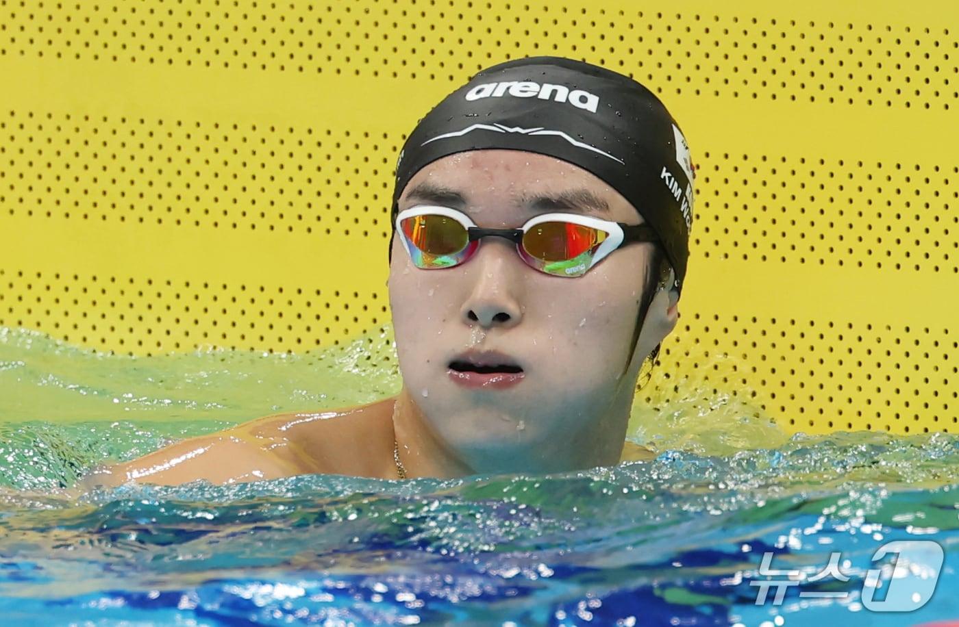 본문 이미지 - 22일 일본 도쿄 아쿠아틱스 센터에서 열린 2026 아이치·나고야 아시안게임 수영 남자 1500m 결승 경기를 마친 김우민이 기록을 확인하고 아쉬워하고 있다. 2026.9.22 ⓒ 뉴스1 김민지 기자
