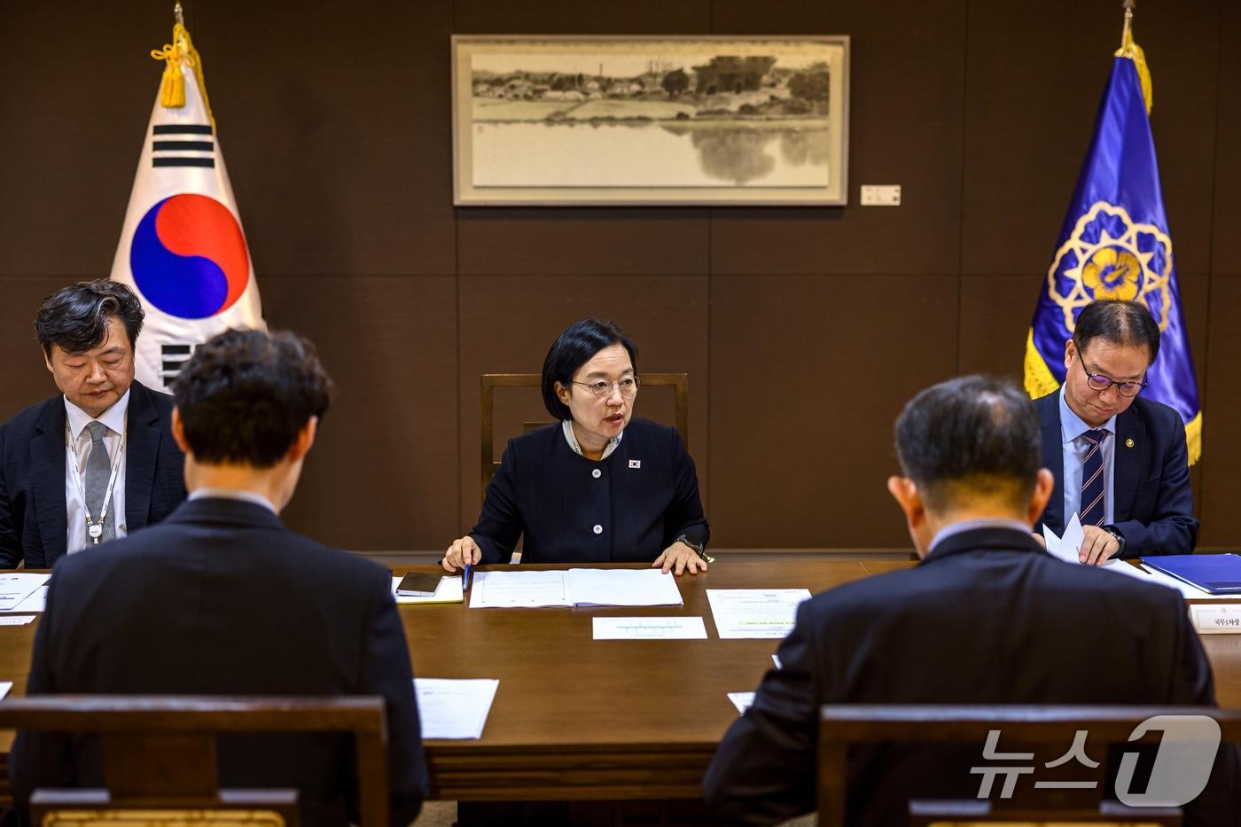 본문 이미지 - 한성숙 국무총리가 22일 정부세종청사에서 제1차 생명지킴 정책간담회를 주재하고 있다. 이날 간담회에는 자살 예방 및 데이터 분야 전문가, 국가데이터처 등 관계기관 책임자가 참석했다.(총리실 제공. 재판매 및 DB 금지) 2026.9.22 ⓒ 뉴스1 이종덕 기자