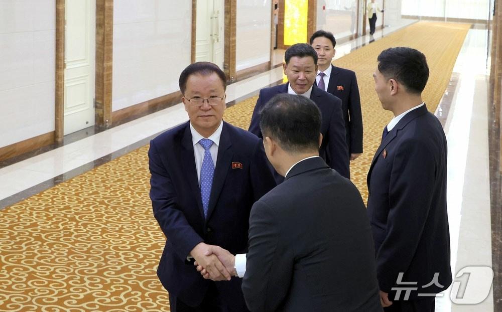 본문 이미지 - (평양 노동신문=뉴스1) = 북한 노동당 기관지 노동신문은 23일 "외무성 부상 김선경 동지를 단장으로 하는 조선민주주의인민공화국 대표단이 유엔총회 81차 회의에 참가하기 위해 22일 평양에서 출발했다"라고 보도했다. [국내에서만 사용가능. 재배포 금지. DB 금지. For Use Only in the Republic of Korea. Redistribution Prohibited] rodongphoto@news1.kr