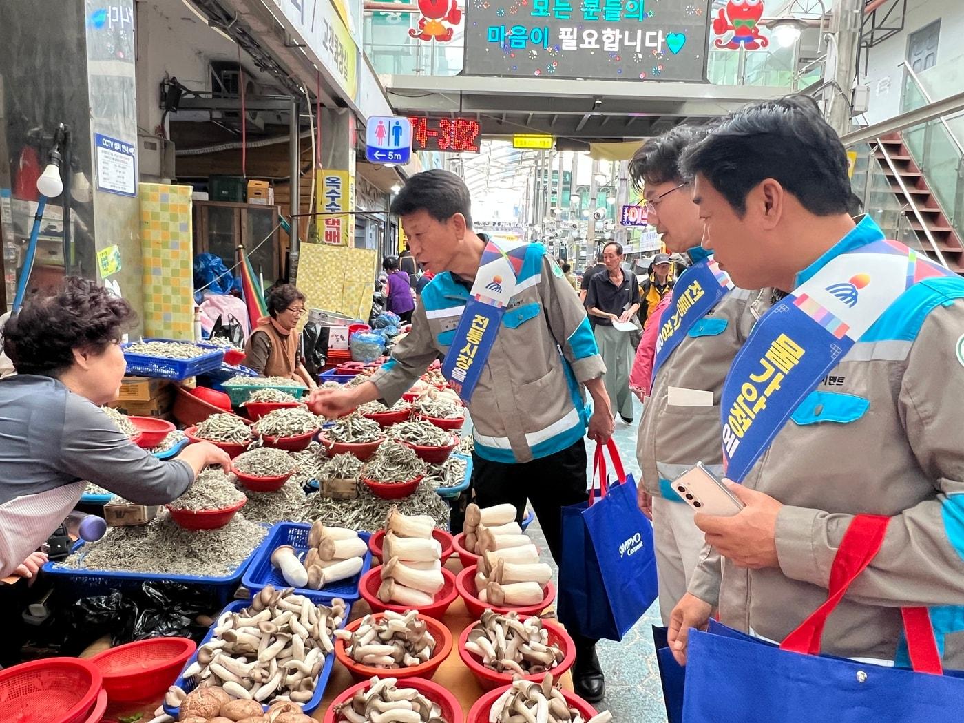 본문 이미지 - 배동환 삼표시멘트 대표이사가 지난 22일 삼척시 중앙시장에서 상인과 대화를 나누며 제수용품을 구매하고 있다.(삼표시멘트 제공)/뉴스1