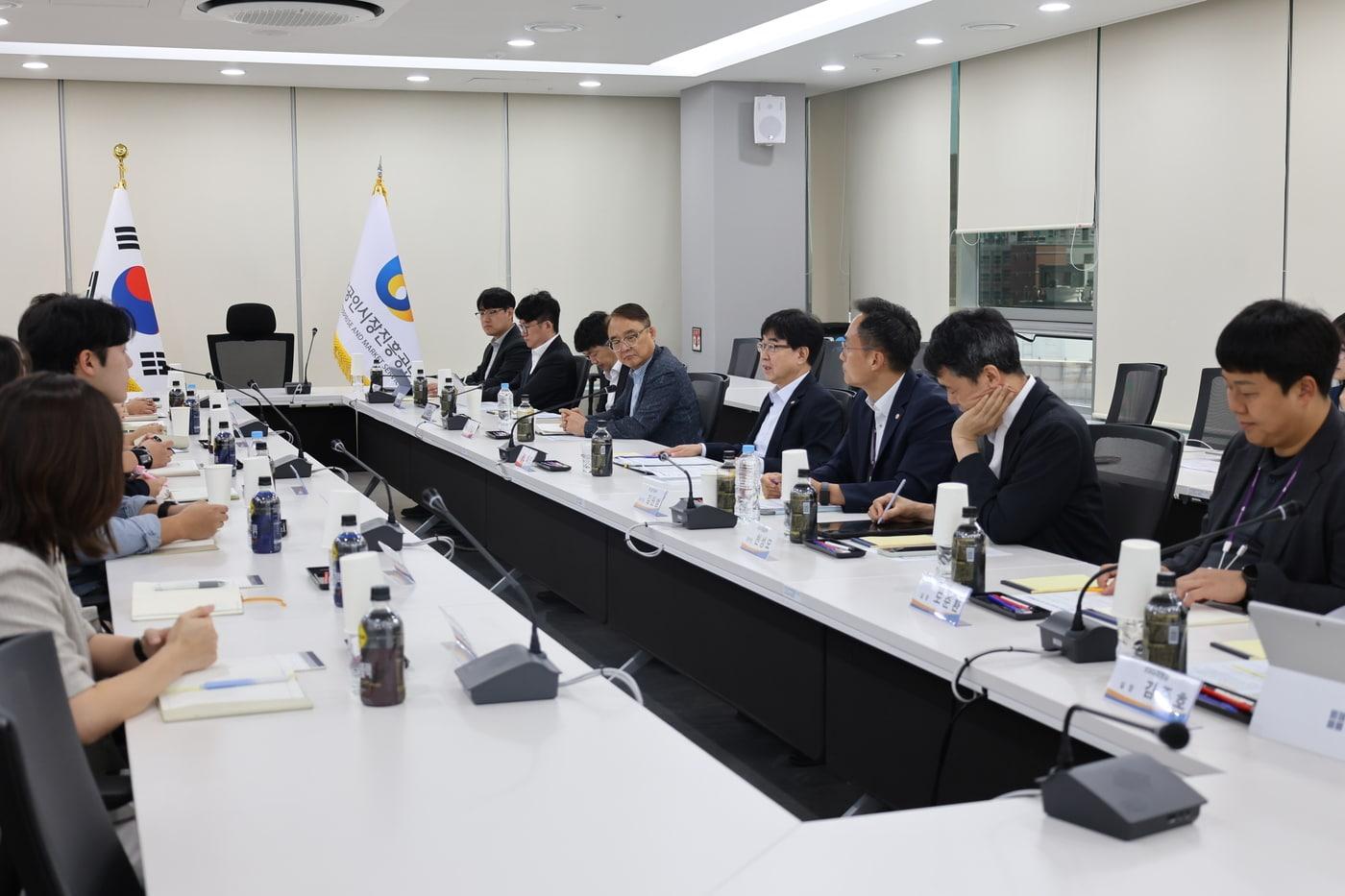 본문 이미지 -  인태연 소상공인시장진흥공단 이사장이 대전 공단본부에서 열린 '공감 톡톡 열린 간담회'에서 직원들과 의견을 나누고 있다. (소진공 제공)