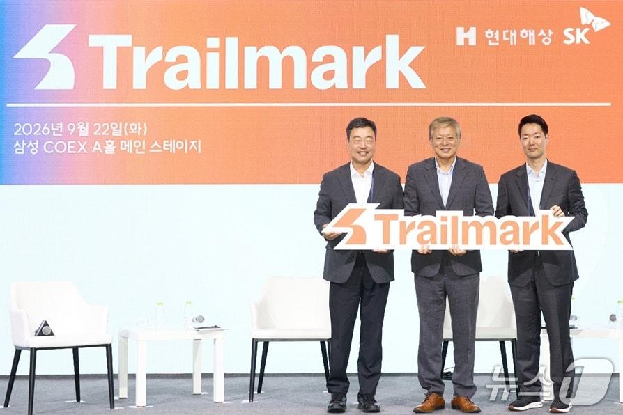 본문 이미지 - 지난 22일 코엑스에서 열린 제3회 사회적가치페스타 스페셜 프로그램 '프로젝트 트레일마크' 발표회에서 현대해상 정경선 CSO, 태재대학교 염재호 총장, SK 수펙스추구협의회 지동섭 SV위원장(우측 첫번째부터)이 함께 기념촬영을 하고 있다./사진제공=현대해상
