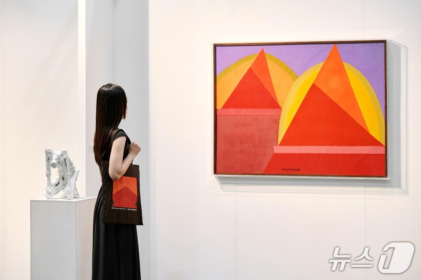 본문 이미지 - 지난 2일부터 시작된 글로벌 아트페어 참석자가 작품을 감상하고 있는 모습/사진제공=AIA생명