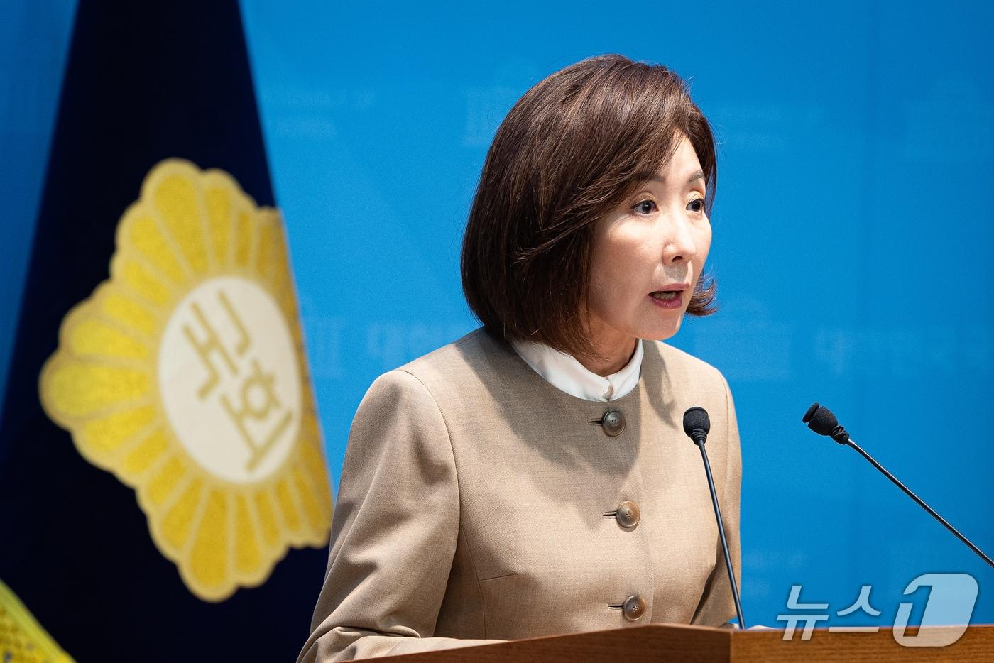 본문 이미지 - 나경원 국민의힘 의원이 23일 서울 여의도 국회 소통관에서 북한소행 추정 DMZ 지뢰 발목절단 사고 관련 기자회견을 하고 있다. 2026.9.23 ⓒ 뉴스1 유승관 기자