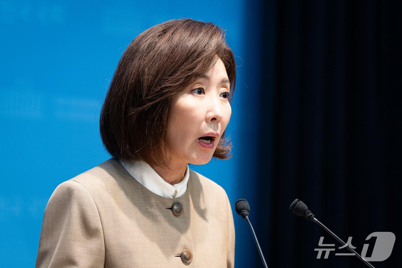 본문 이미지 - 나경원 국민의힘 의원이 서울 여의도 국회 소통관에서 북한소행 추정 DMZ 지뢰 발목절단 사고 관련 기자회견을 하고 있다. 2026.9.23 ⓒ 뉴스1 유승관 기자