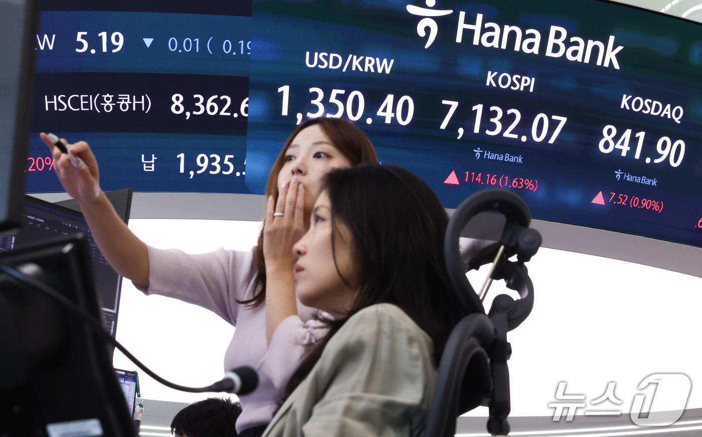 본문 이미지 - 23일 오전 서울 중구 하나은행 본점 딜링룸 전광판에 증시 시황이 표시되어 있다. 2026.9.23 ⓒ 뉴스1 최지환 기자