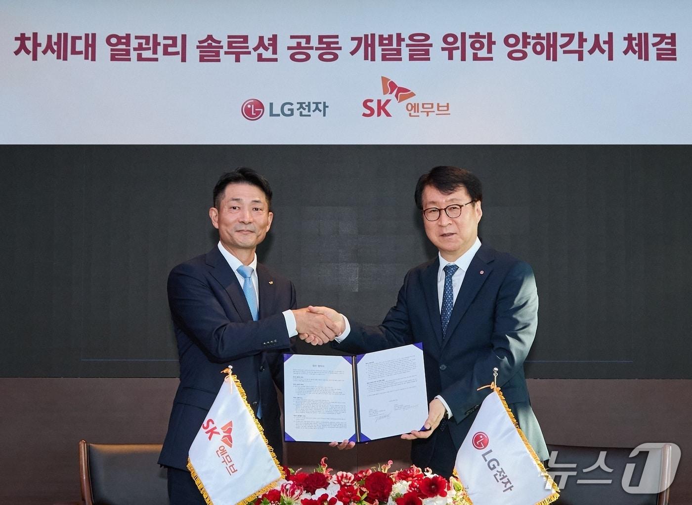 본문 이미지 -  21일 진행된 '가전·상업·산업용 신규 냉매, 냉동기유 및 액침냉각 기술 공동 선행 개발' 업무협약식에 참여한 SK엔무브 김원기 사장(왼쪽)과 LG전자 ES사업본부장 이재성 사장(오른쪽). (사진제공 = LG전자·SK엔무브)