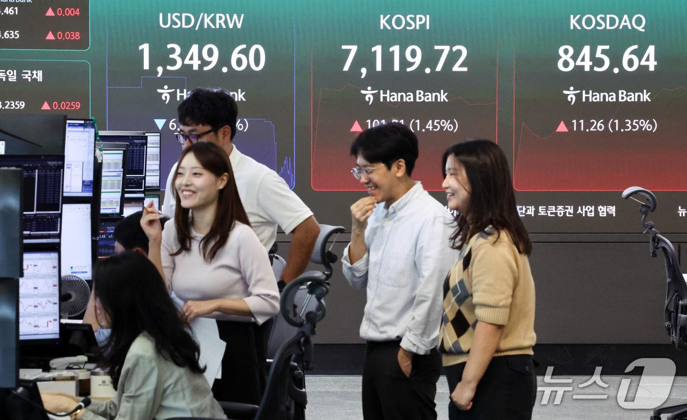본문 이미지 - 23일 오전 서울 중구 하나은행 본점 딜링룸 전광판에 증시 시황이 표시되어 있다. 2026.9.23 ⓒ 뉴스1 최지환 기자