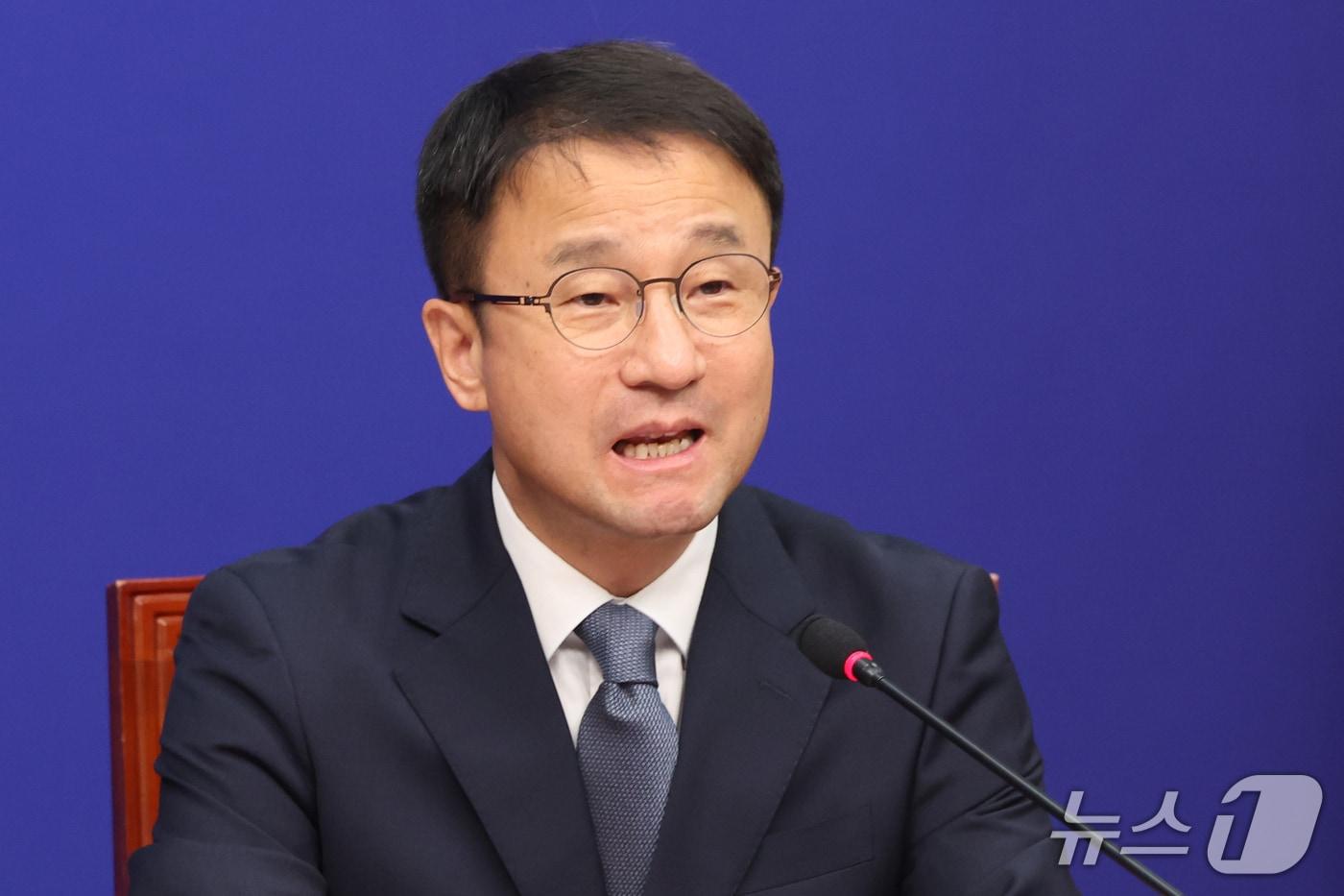 본문 이미지 - 한병도 더불어민주당 원내대표가 23일 오전 서울 여의도 국회에서 열린 최고위원회의에서 발언을 하고 있다. 2026.9.23 ⓒ 뉴스1 황기선 기자