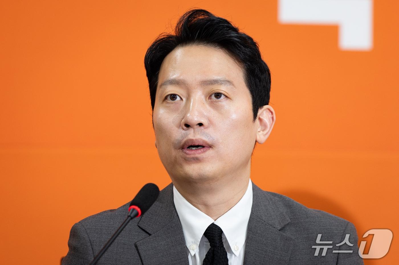 본문 이미지 - 이기인 개혁신당 비상대책위원장이 23일 서울 여의도 국회에서 열린 제1차 비상대책위원회의에서 발언하고 있다. ⓒ 뉴스1 유승관 기자