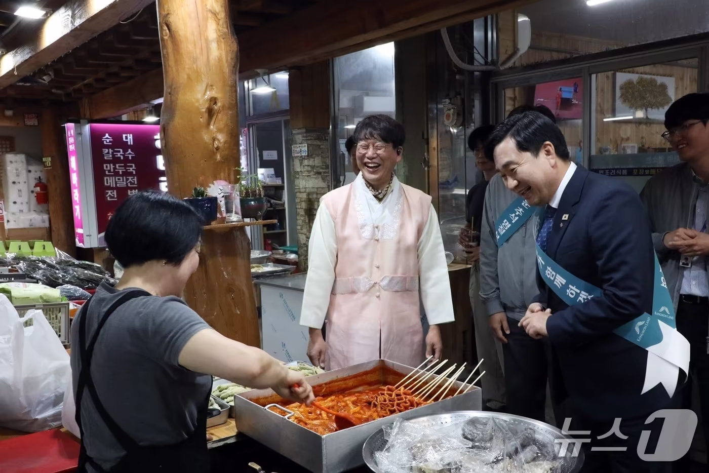 본문 이미지 - 김도균 강원랜드 대표이사(오른쪽)가 지난 22일 정선 사북시장에서 전통시장 장보기 행사 일정을 소화하고 있다. (강원랜드 제공. 재판매 및 DB 금지) 2026.9.23/뉴스1