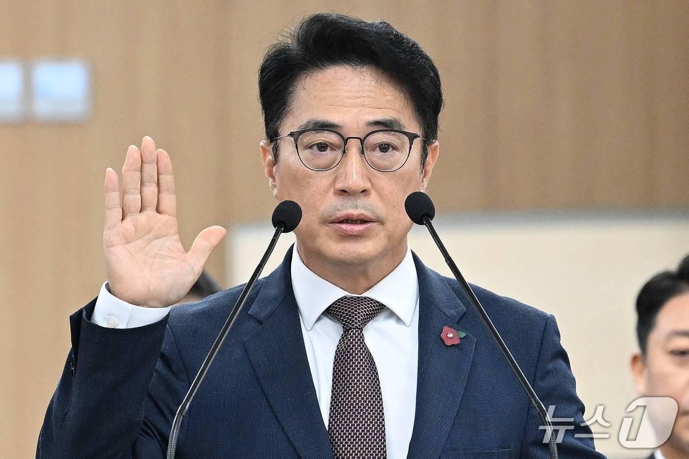 본문 이미지 - 김희찬 서귀포시장 후보자가 23일 오전 제주도의회 대회의실에서 열린 제주도의회 행정시장 인사청문위원회 제2차 회의(인사청문회)에서 선서를 하고 있다.(제주도의회 제공, 재판매 및 DB 금지)