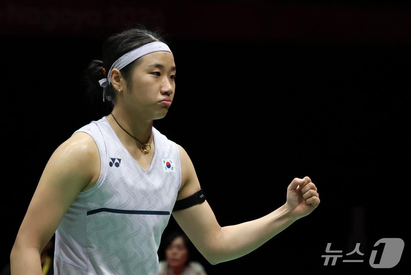 본문 이미지 - 23일 일본 아이치현 이치노미야시립 종합체육관에서 열린 2026 아이치·나고야 아시안게임 배드민턴 여자 단체 준결승 대한민국과 일본의 경기, 대한민국 안세영이 득점한 후 기뻐하고 있다. 2026.9.23 ⓒ 뉴스1 김도우 기자