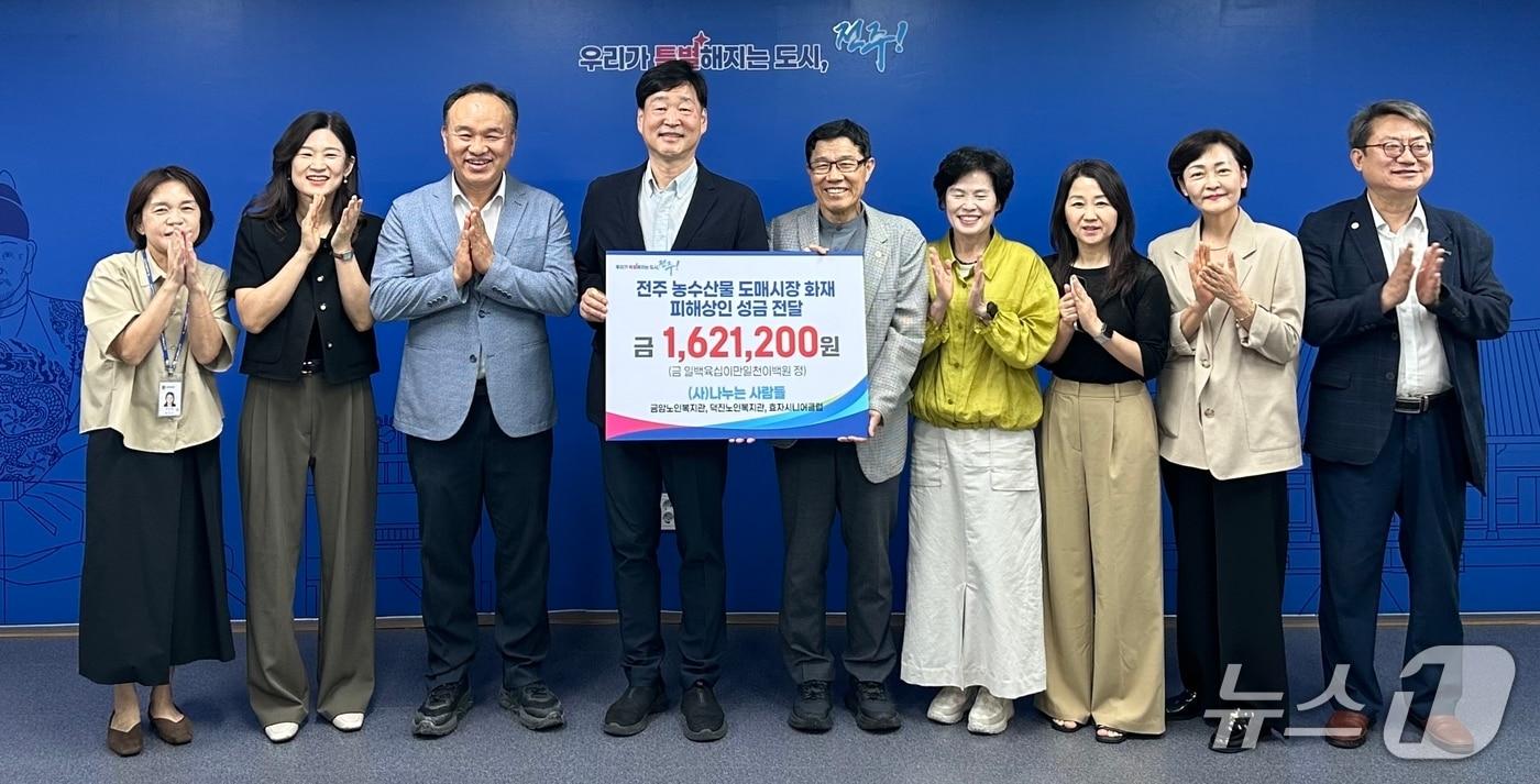 본문 이미지 - (사)나누는 사람들이 전주시에 성금을 기탁하고 있다.(나누는사람들 제공, 재판매 및 DB 금지)2026.9.23/뉴스1