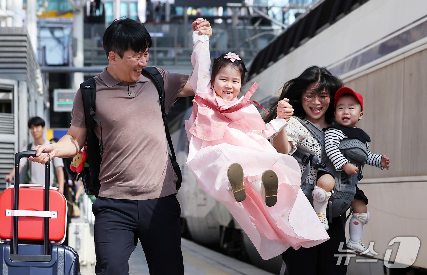 본문 이미지 - 추석 연휴를 하루 앞둔 23일 서울역에서 귀성길에 오른 한 가족이 열차에 탑승하기 위해 이동하고 있다. ⓒ 뉴스1 김성진 기자