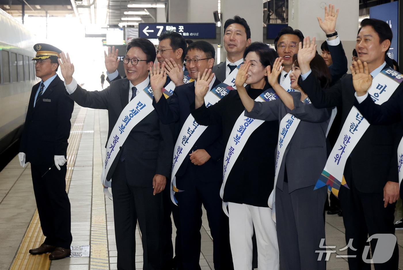 본문 이미지 - 더불어민주당 김민석 대표와 한병도 원내대표를 비롯한 지도부가 23일 서울 용산역에서 추석 명절을 맞아 귀성길에 오른 시민들에게 귀성인사를 하고 있다. (공동취재) 2026.9.23 ⓒ 뉴스1 유승관 기자