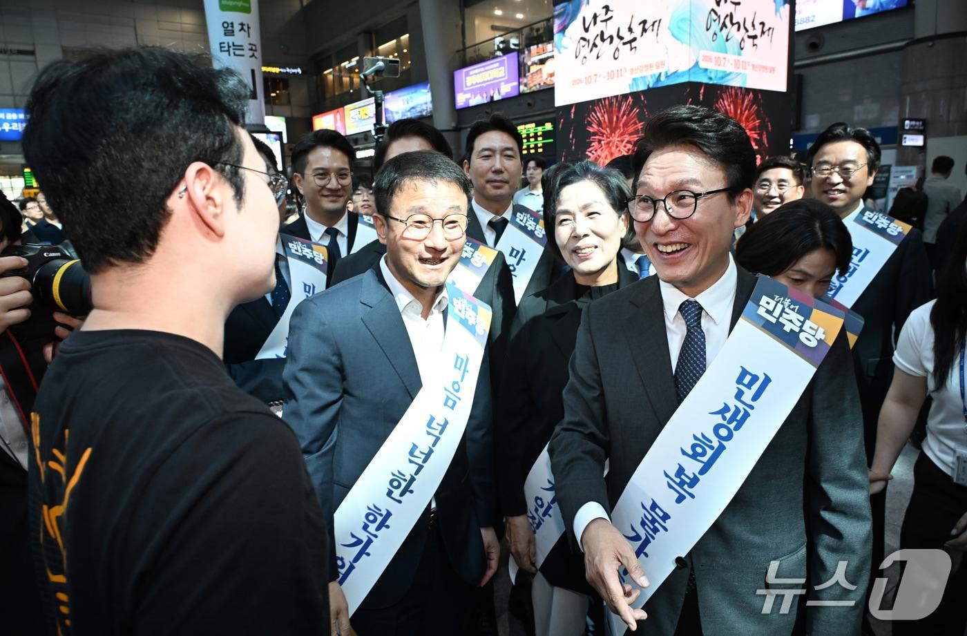 본문 이미지 - 더불어민주당 김민석 대표와 한병도 원내대표를 비롯한 지도부가 지난 23일 서울 용산역에서 추석 명절을 맞아 귀성길에 오른 시민들에게 귀성인사를 하고 있다. (공동취재) 2026.9.23 ⓒ 뉴스1 유승관 기자