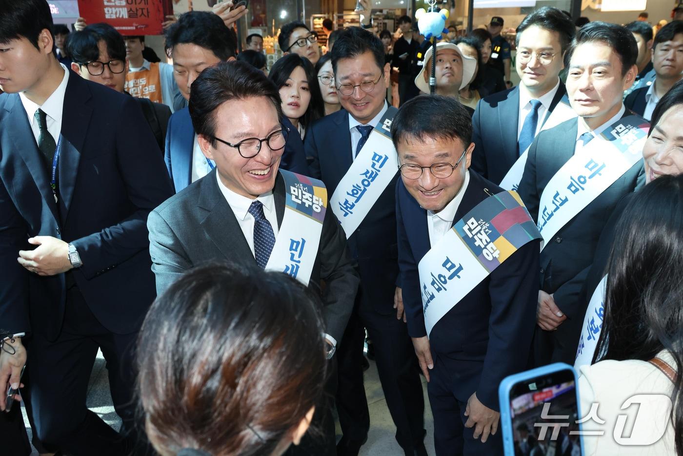본문 이미지 - 더불어민주당 김민석 대표와 한병도 원내대표를 비롯한 지도부가 23일 서울 용산역에서 추석 명절을 맞아 귀성길에 오른 시민들에게 귀성인사를 하고 있다. (공동취재) 2026.9.23 ⓒ 뉴스1 유승관 기자