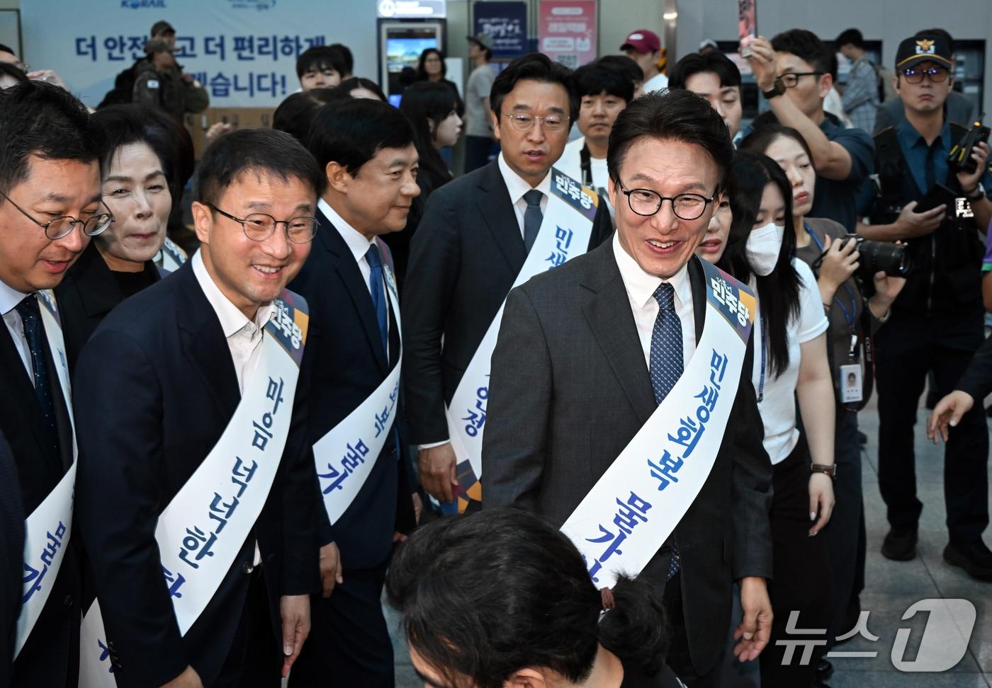 본문 이미지 - 더불어민주당 김민석 대표와 한병도 원내대표를 비롯한 지도부가 23일 서울 용산역에서 추석 명절을 맞아 귀성길에 오른 시민들에게 귀성인사를 하고 있다. (공동취재) 2026.9.23 ⓒ 뉴스1 유승관 기자