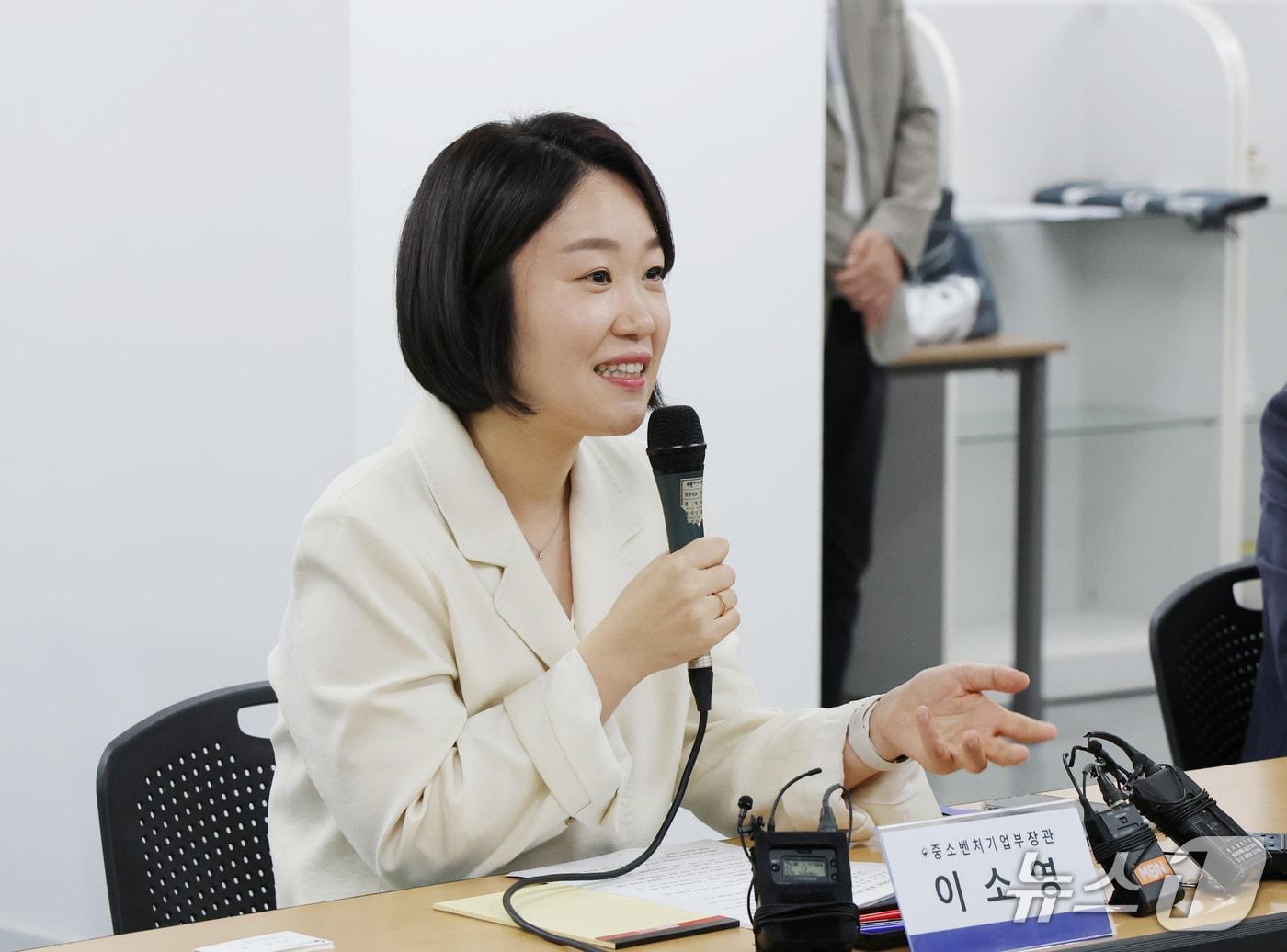 본문 이미지 - 이소영 중소벤처기업부 장관이 23일 경기 수원시 팔달구 영동시장에서 전국상인연합회 관계자들을 만나 차담회를 하고 있다. 2026.9.23 ⓒ 뉴스1 김영운 기자