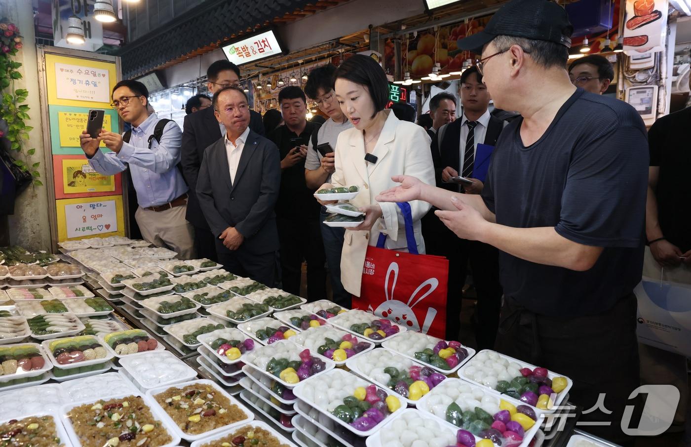 본문 이미지 - 이소영 중소벤처기업부 장관이 23일 경기 수원시 팔달구 못골시장을 방문해 떡을 구매하고 있다. 2026.9.23 ⓒ 뉴스1 김영운 기자