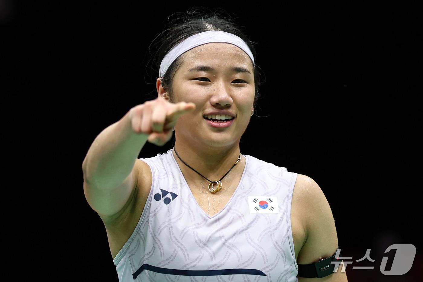 본문 이미지 - 23일 일본 아이치현 이치노미야시립 종합체육관에서 열린 2026 아이치·나고야 아시안게임 배드민턴 여자 단체 준결승 대한민국과 일본의 경기, 대한민국 안세영이 일본 야마구치 아카네를 상대로 경기하고 있다. 2026.9.23 ⓒ 뉴스1 김도우 기자