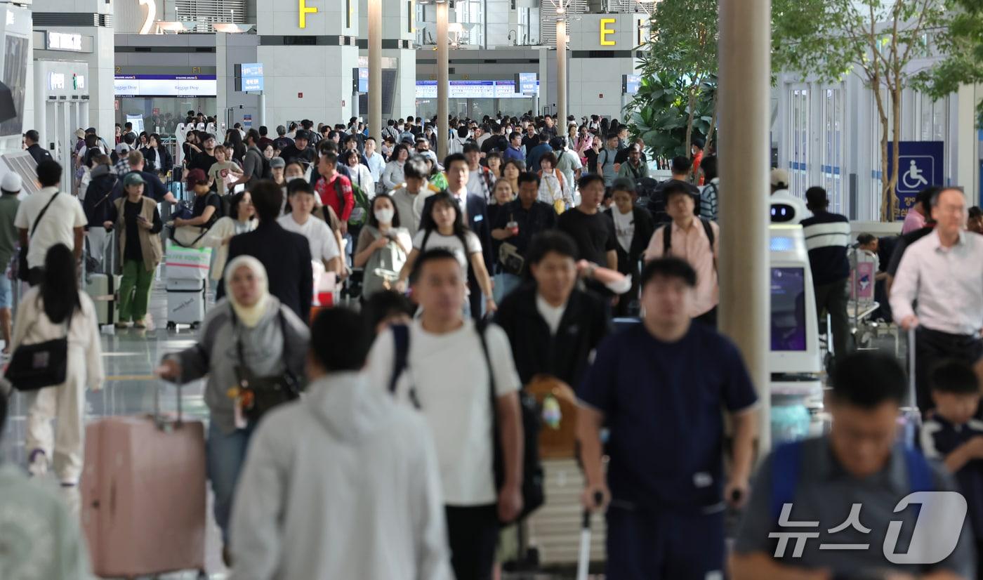 본문 이미지 - 추석 연휴를 하루 앞둔 23일 오전 인천국제공항 제1터미널 출국장이 여행객들로 붐비고 있다. 올해 추석 연휴 기간 국내 공항 이용객은 195만명을 넘어설 것으로 전망됐다. 2026.9.23 ⓒ 뉴스1 권현진 기자