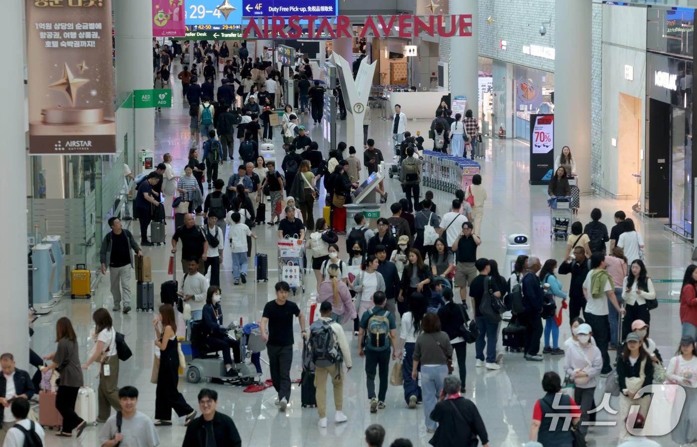 본문 이미지 - 추석 연휴를 하루 앞둔 23일 오전 인천국제공항 제1터미널 면세구역이 여행객들로 붐비고 있다. 2026.9.23 ⓒ 뉴스1 권현진 기자